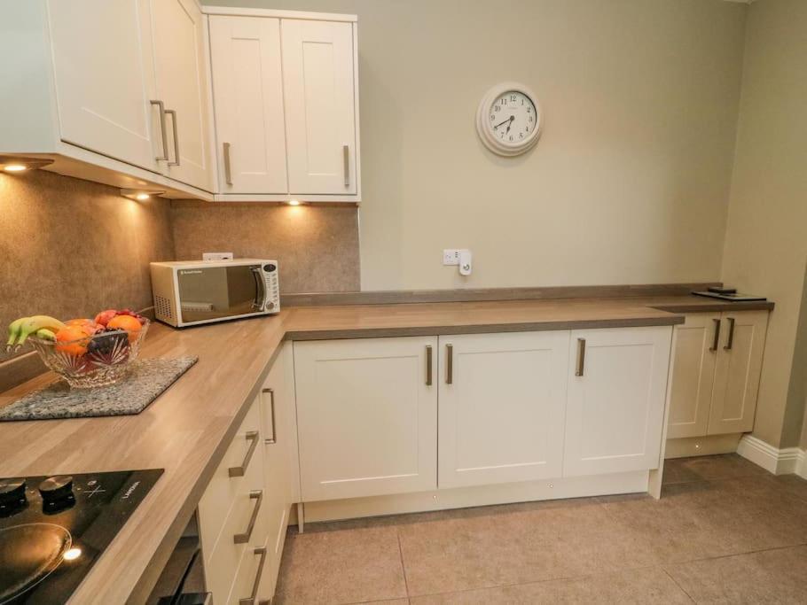 Two Acres- Spacious, Delightful, Pet Free Bungalow Levens المظهر الخارجي الصورة